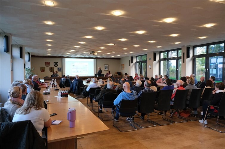 Sanierung der Orbachstraße: Ingenieure stellen Pläne vor Etwa 70 Anwohnerinnen und Anwohner nutzten die Gelegenheit, ihre Fragen und Anregungen an Christian Lorenz, beauftragter Ingenieur des Erftverbands, sowie Jörg Timmermann, verantwortlich für den Wiederaufbau der kommunalen Infrastruktur, zu richten. Foto: privat