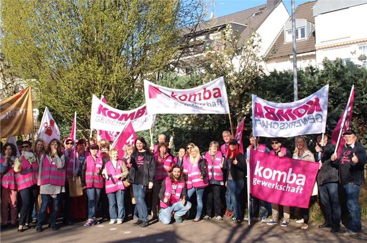 Etwa 70 Erzieherinnen und Erzieher zeigten sich solidarisch und gingen für eine gerechte Bezahlung kurz auf die Straße.