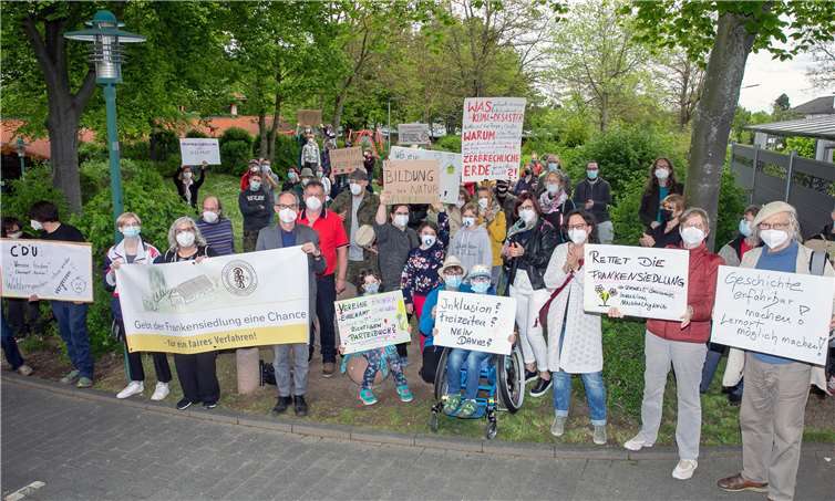 Etwa 70 Mitglieder des Vereins Frankensiedlung Nithrindorp protestierten vor der Sitzung des Grafschafter Gemeinderates gegen die drohende Beendigung des Projektes. Doch ohne Erfolg, denn am Ende stimmte die Mehrheit des Rates für das Aus für die Frankensiedlung. Foto: JOST