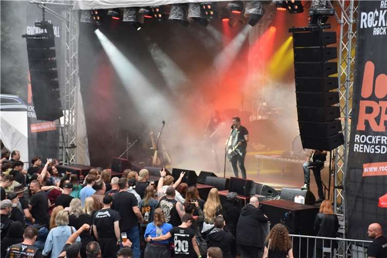 Etwa 700 Besucher sahen und hörten am Freitag die Band SAD-Metallica Tribute.  Fotos: HEP