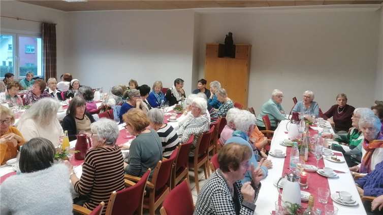 Etwa 80 Frauen feierten genossen das Fest.