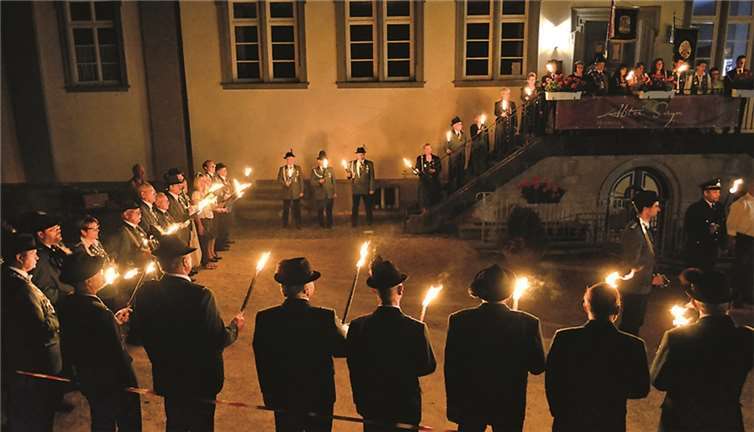 Etwa 80 Schützen und Feuerwehrmänner waren angetreten zum großen Zapfenstreich. HEP