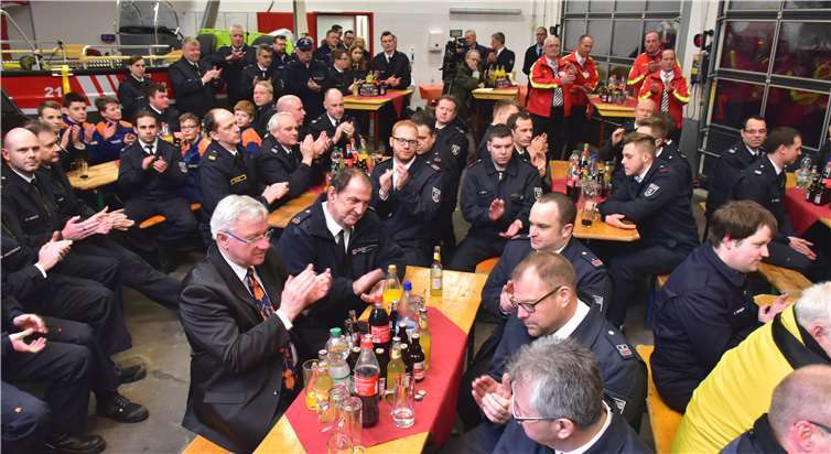 Etwa 80 freiwillige Feuerwehrleute waren zur Übergabe der drei neuen Rettungsboote in die Wache gekommen.