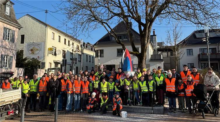 Etwa 80 freiwillige Helferinnen und Helfer sammelten Müll und sorgten für ein sauberes Wohnumfeld.  Foto: Sascha Fiedler