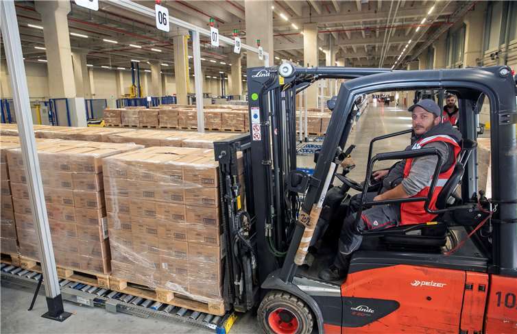Ein starker Partner bringt den kleinen Goldbären zu den Kindern in aller Welt Etwa 90 Mitarbeiter von Fiege kümmert sich im Zentrallager um den Weitertransport der Haribo-Produkte, wie hier Adnan Emini.