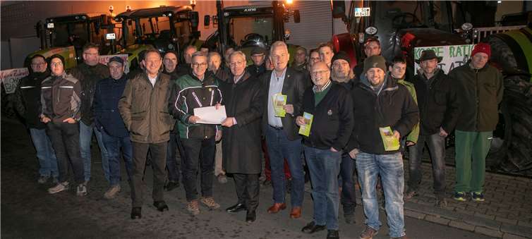 Etwa drei Dutzend Landwirte machen in Oberdrees auf ihre Situation aufmerksam und übergaben dem CDU-Bundestagsabgeordneten Dr. Norbert Röntgen ein Positionspapier des Kreisbauernverbandes.Foto: JOST