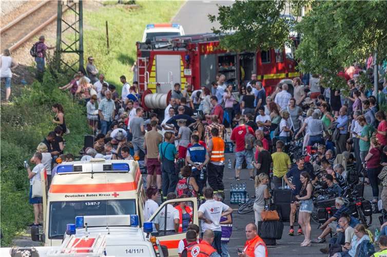 Etwa drei Stunden mussten die ca. 600 Passagiere bis zum Weitertransport ausharren. Foto: C. Steinborn