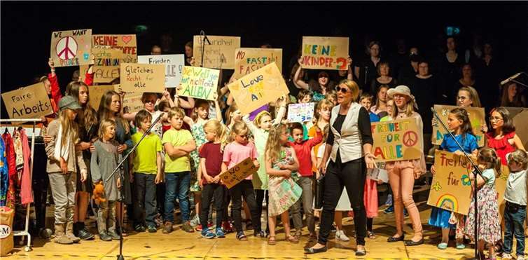 Etwa hundert Sängerinnen und Sänger aus Chormäuse, Kinderchören, Young Voices und Kirchenchor traten in zwei gut besetzten Aufführungen mit farbenprächtigen Kostümen und viel Chormusik auf. Foto: privat
