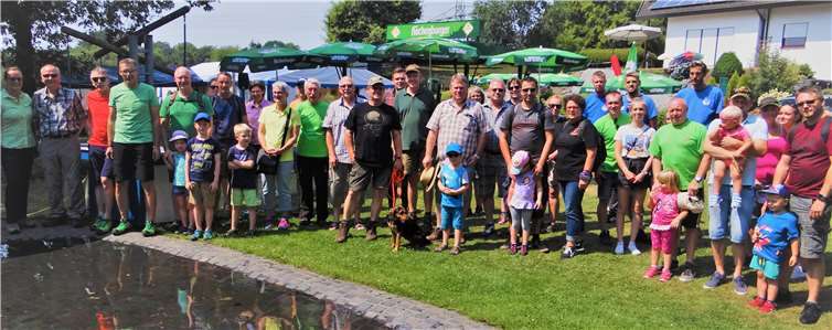 Etwa vierzig Personen nahmen an der diesjährigen Waldbegehung teil.  privat