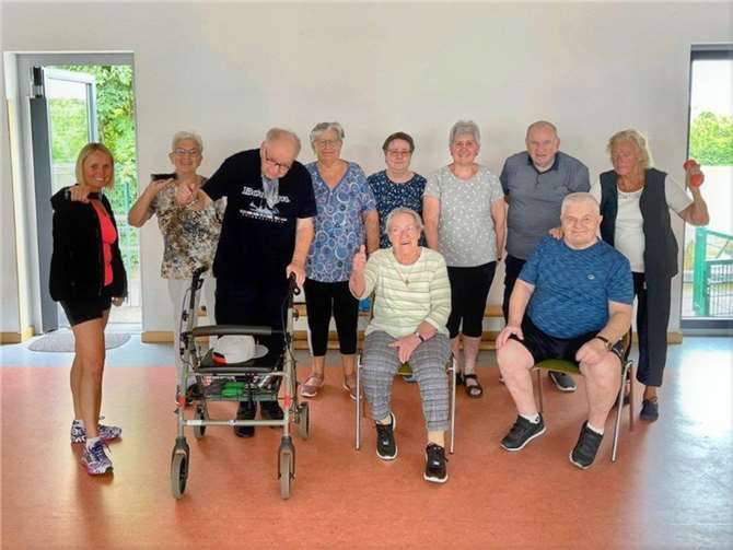 Etwa zehn Seniorinnen und Senioren treffen sich jeden Montagnachmittag, um am Bewegungsangebot von Kerstin Bernstädt (l.) teilzunehmen und fit zu bleiben. Weitere TeilnehmerInnen sind herzlich willkommen. Foto: Bernstädt