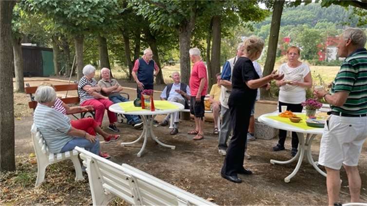 Etwa zwanzig Boule-Begeisterte kamen zusammen, um bei einem schmackhaften Frühstück das hervorragende Ergebnis zu begutachten. Foto: Karl-Horst Gödtel, HTC Bad Neuenahr