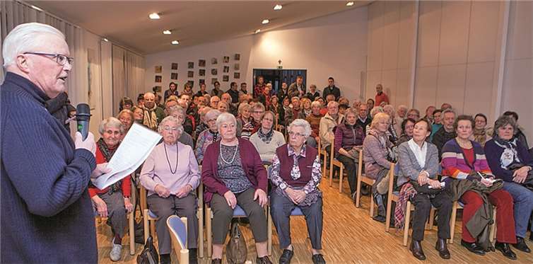 Etwas 100 Niederbachemer hatten sich im Evangelischen Gemeindezentrum eingefunden, um auf Einladung des Heimatvereins und seines Vorsitzenden Hans Thelen (links) über die Zukunft des CAP-Marktes zu reden.