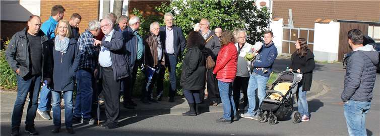 Etwas 40 interessierte Flerzheimer Bürger fanden sich am Dorfplatz ein. Fotos: EICH