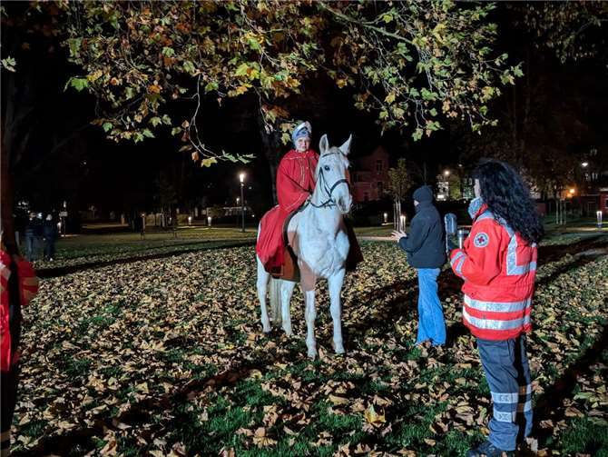 Etwas abseits beobachtet St. Martin das Treiben im Kurpark.