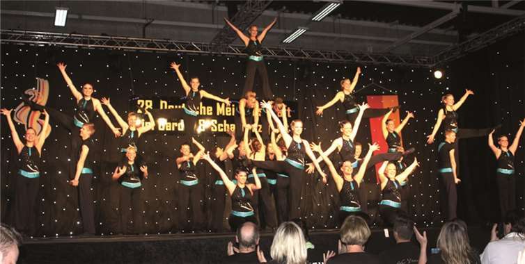 Etwas mehr ausgerechnet hatten sich die „Blue Flames“ bei ihrem Schautanz mit Hebefiguren. DL