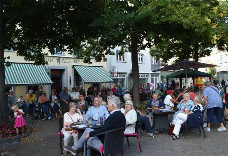 Etwas später kommende Open-Air-Fans fanden nur noch auf der Marktplatzmauer eine Sitzgelegenheit.