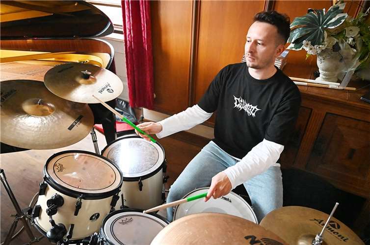 Eugen Koschukhar am Schlagzeug. Fotos: RASCH