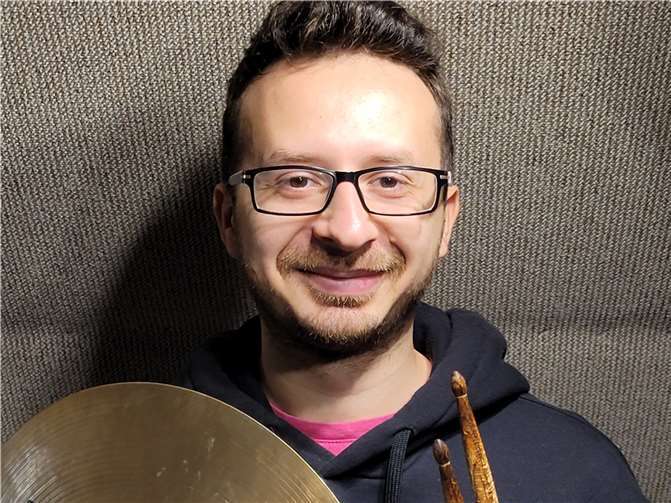 Eugen Koschukhar zeigt im Sinziger Schloss die Vielfalt des Drumsets, darunter auch Folklore-Musik aus Moldawien.  Fotos: privat