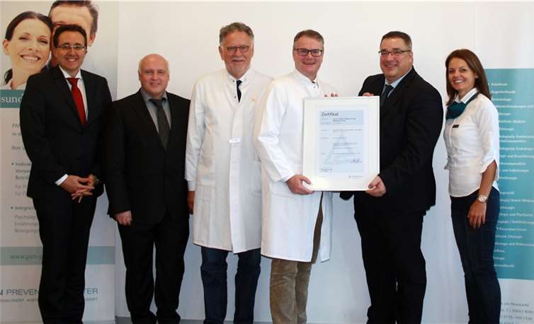 Eugen Spitkowski (Geschäftsführer PAN Klinik), Jens Juszczak (Projektleiter Hochschule Bonn-Rhein-Sieg), Dr. Stefan Palm (Ärztlicher Leiter PAN, Klinik), Prof. Dr. Christian A. Schneider (Ärztlicher Leiter PAN Prevention Center), Olaf Seiche (Leiter der Business Unit „Service Sector“ TÜV Rheinland Cert GmbH),, Anna Adrych (Praxismanagerin PAN Prevention Center) (v.l.n.r.)privat