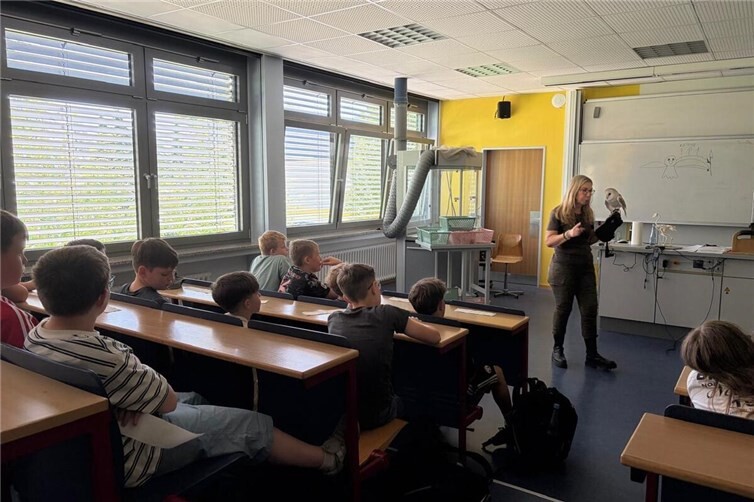 Eule Arjuna zu Besuch in der Laacher-See-Schule