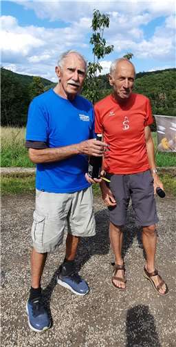 Eule Frings von den Selbstläufern Altenahr ehrt Jürgen Schlegel als ältesten Teilnehmer.