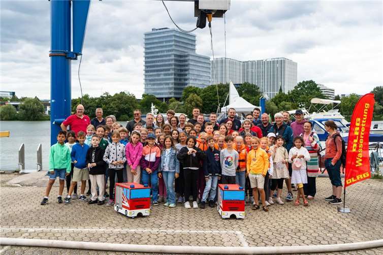 Toller Aktionstag „Eulenkinder an Bord“ „Eulenkinder an Bord“: Ein toller Tag für die Kinder im SMC mit „Wassersport zum Anfassen“. Das Gruppenfoto zum Schluss durfte natürlich nicht fehlen. Fotos: SMC