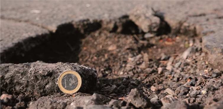 Euro-tiefe Asphalt-Krater in den Straßen: Schlaglöcher sollen im Frühjahr verschwinden, fordert die IG BAU. Jeder Euro, der für intakte Fahrbahndecken investiert werde, sei gut angelegt. „Denn Schlaglöcher sind für die Federung von Autos eine Herausforderung - und für Radfahrer sogar eine kleine Katastrophe“, so die IG BAU. privat