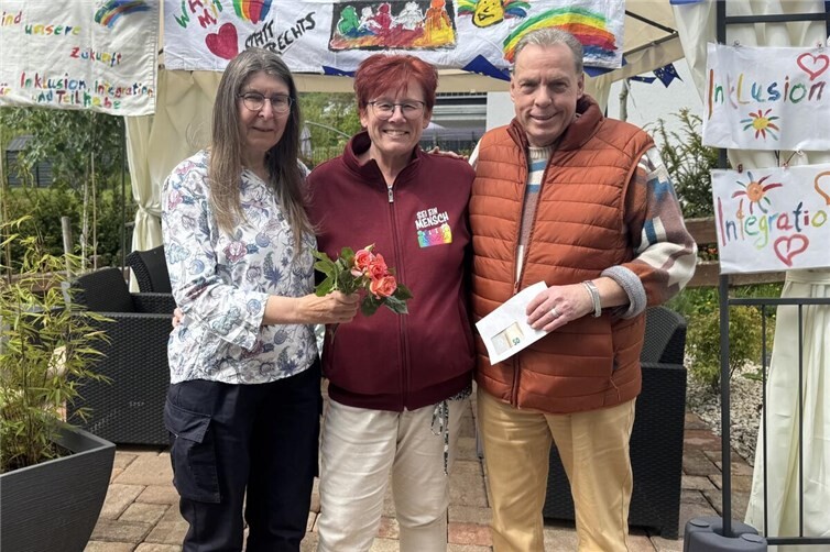 Europa Union Mayen-Koblenz trifft Initiative „Sei ein Mensch“ in Mayen. Im Bild zu sehen: Ralf Kaspers (EU), Manuela Wange (Sei ein Mensch), Margret Müller (EU).