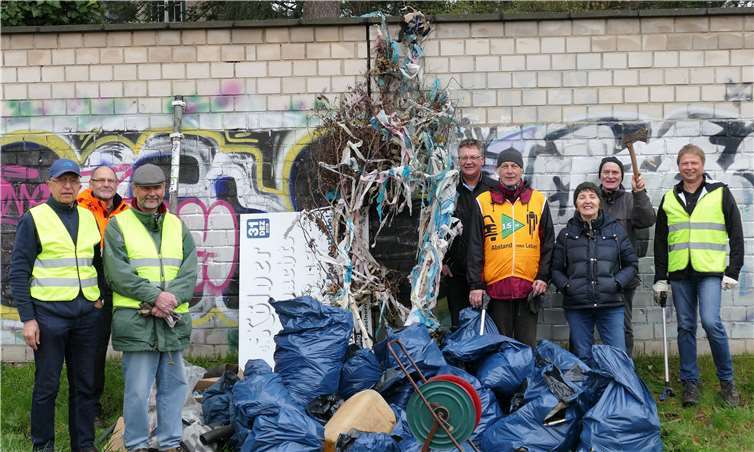 Europa aufräumen: Als Beitrag zur Aktion „Let's clean Europe“ sammelte der ADFC Rheinbach im letzten Jahr säckeweise Müll im Bereich Römerkanal/Gymnasiumstraße. Fotos: Elke Klimmeck