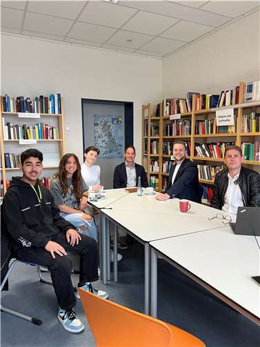 Europa kommt in die Schule - unter diesem Motto fand am Montag, 22. Mai, der EU-Projekttag an deutschen Schulen statt. Der heimische Bundestagsabgeordnete Martin Diedenhofen besuchte anlässlich dessen die Integrierte Gesamtschule (IGS) Horhausen.  Foto: Büro Diedenhofen