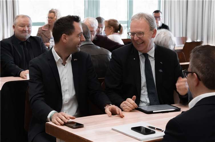 Europaabgeordneter Axel Voss (im Bild rechts) im Gespräch mit dem Landtagsabgeordneten Jonathan Grunwald.