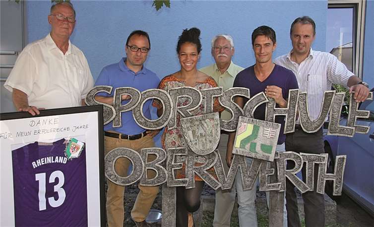 Europameisterin Célia Sasic mit Ehemann Marko (2. von rechts) sowie (von links) Josef Hens (kommissarischer 1. FVR-Vizepräsident), Frank Zwanziger (Geschäftsführer Lotto-Stiftung Rheinland Pfalz), Walter Desch (Präsident FV Rheinland) und Armin Bertsch (Geschäftsführer FV Rheinland).privat