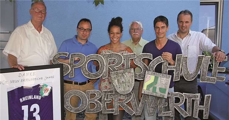 Europameisterin Célia Sasic mit Ehemann Marko (2.v.r.) sowie (von links) Josef Hens, Frank Zwanziger, Walter Desch und Armin Bertsch. privat