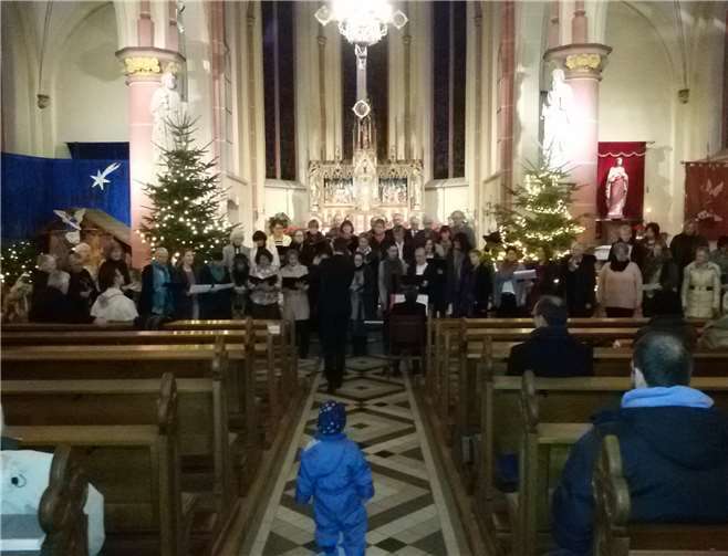 Ev. und kath. Kirchenchor sowie die Chöre „Bella Musica“ und „Gospel Flames“ wirkten musikalisch beim Gottesdienst zum Neujahrsempfang in Odendorf mit. Foto: privat