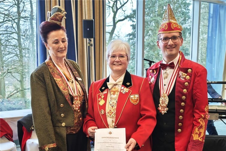 Eva Bonn (Mitte) wurde mit dem RKK-Ehrenkreuz in Gold mit Brillanten ausgezeichnet. Die Ehrung überreichten RKK-Vizepräsidentin Britta Frede (links) sowie RKK-Geschäftsführer André Dahlheimer.