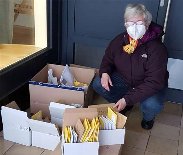 Eva Bonn mit den von ihr vorbereiteten 440 Briefen, die nach einem vorgegebenen Zeitfenster von den Vorstandsmitgliedern des CCO bei ihr abgeholt und anschließend verteilt wurden.Fotos: CCO