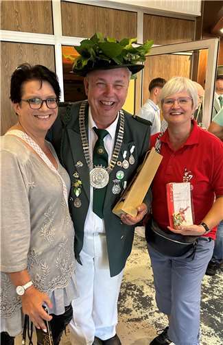 Eva Bonn und Sabine Hohenbild überreichten Schützenkönig Karl Krämer ein Präsent.  Foto: Johannes Lauer