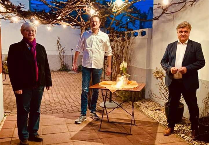 Eva Bonn und Thomas Grebel freuen sich über die Spende von Markus Krapf (Mitte). Foto: CCO