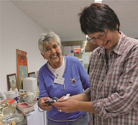 Eva Buhck verkauft "Trödel" für Katzen in Not. RERE