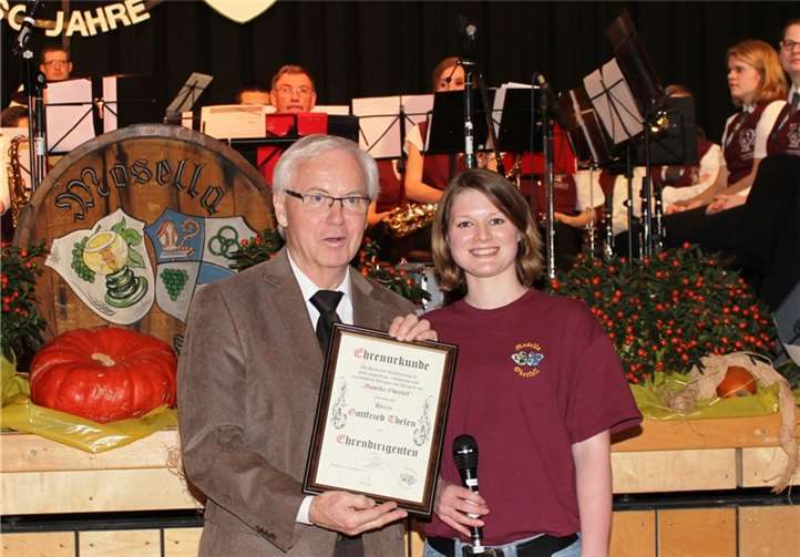 Eva Christ ernannte Gottfried Thelen für 48 Jahren ununterbrochene Dirigentschaft unter großem Beifall der Festgäste durch Überreichung einer Urkunde zum Ehrendirgenten der Mosella.