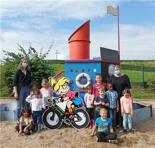 Eva Cremer (rechts) und die Kita-Kinder haben die Warnfigur bemalt. Johanna Böbel (links) vom Stadtteilbüro unterstützte die Aktion.