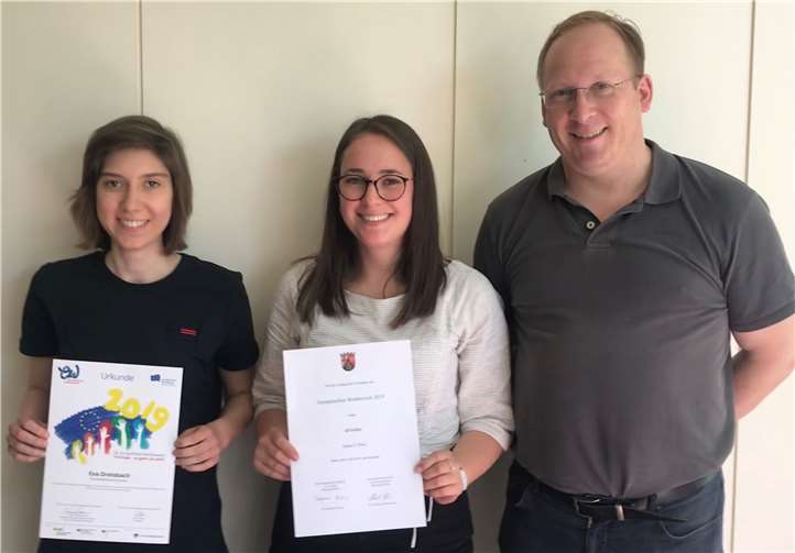 Eva Dreisbach (links) und Jil Geller freuten sich mit dem betreuenden Lehrer Jürgen Ising.Foto: privat