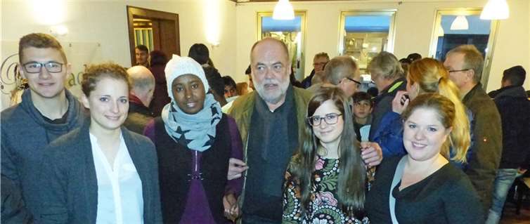 Eva Etten, Lisa Junitz, Helmut Radermacher, Nacima Mohamed Iman, Corina Post und Marvin Straus (v.r.) beim Treff in der „Baracke“. AB