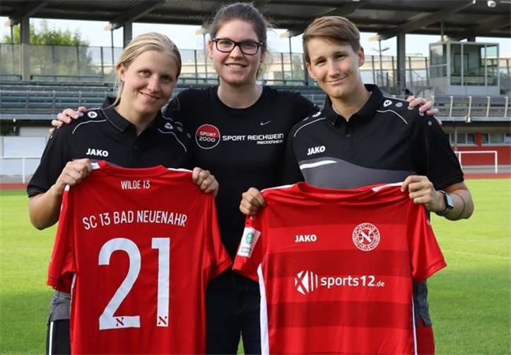 Eva Floßdorf (Mitte) freut sich mit dem Trainerteam der „Wilden 13“ über die Kooperation. Foto: Guido Kölzer/SC 13