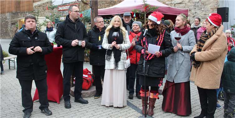 Eva Flügge (3.v r.) eröffnete die Altenahrer Sternstunden. WITE