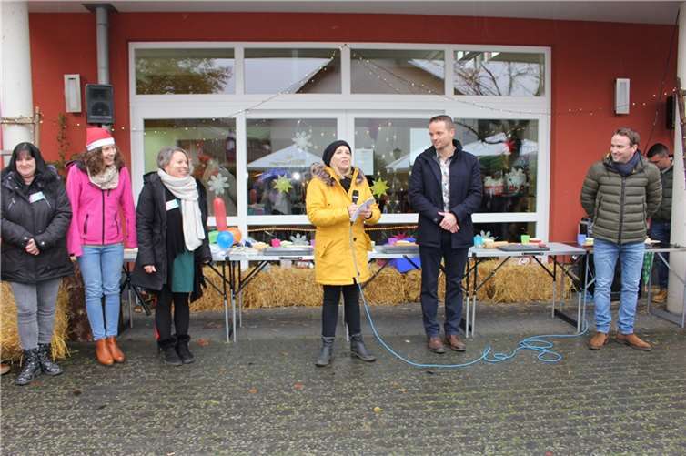 Erster Weihnachtsmarkt in Gönnersdorf zum Jubiläum Eva Göbel begrüßte gemeinsam mit Ortsbürgermeister Andreas Heuser und dem Stadt- und Verbandsbürgermeister Marcel Caspers die Gäste bei der Jubiläumsfeier auf dem Weihnachtsmarkt. Fotos: WER
