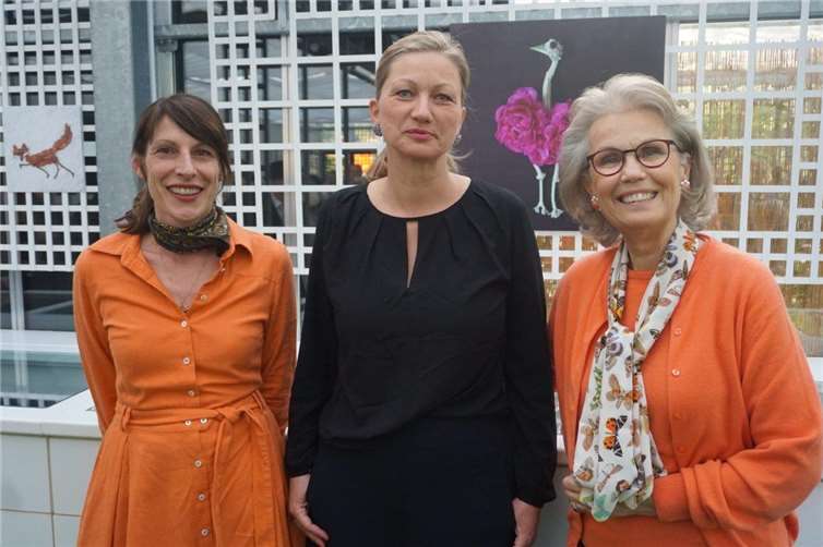 Eva Häberle, Silke Burmester und Gabriela Fürstin zu Sayn-Wittgenstein-Sayn freuen sich, die Ausstellung präsentieren zu dürfen. Fotos: -STUKO-