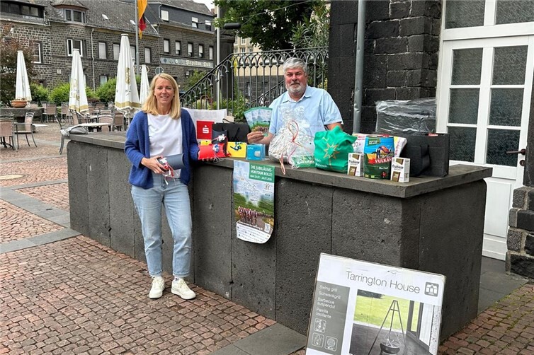 Eva Ivo und Mendigs Stadtbürgermeister Achim Grün präsentieren einen kleinen Querschnitt der Preise, die bei der Tombola zugunsten der „VOR-TOUR der Hoffnung“ im Gewinntopf sind. 