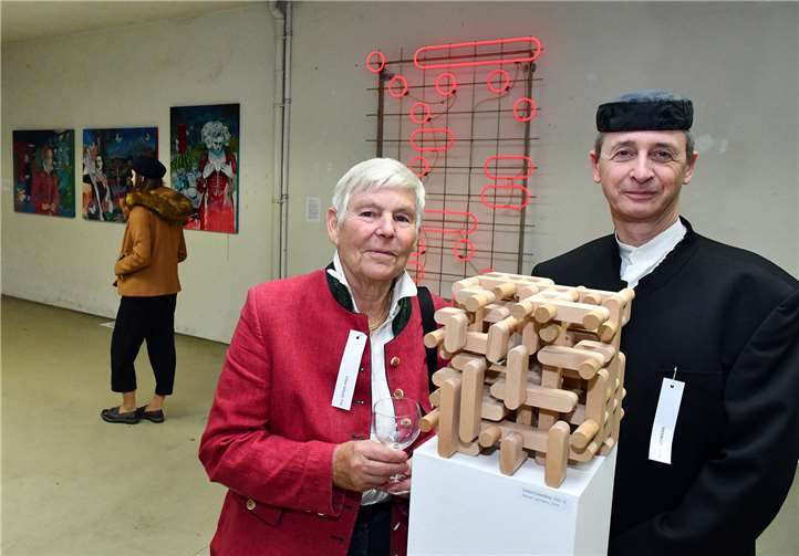 Eva Jepsen-Föge und Rainer Lehmann mit einem Werk von Lehmann.