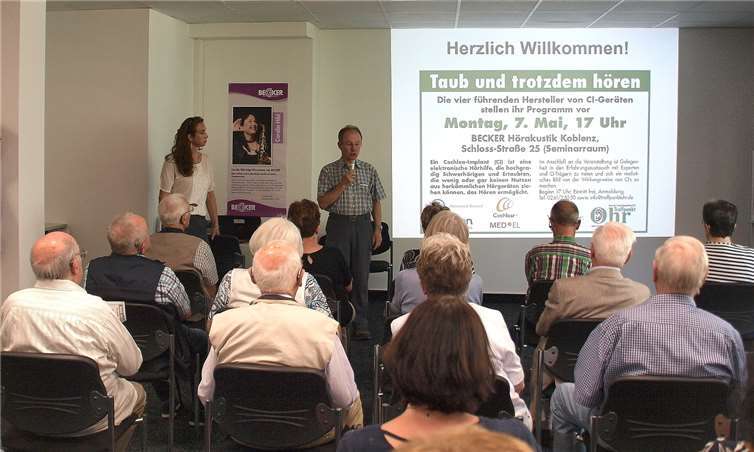 Eva Keil-Becker (Hörakustikmeisterin) und Joachim Seuling (Behindertenbeauftragter der Stadt Koblenz) bei der Begrüßung der Gäste im Seminarraum bei Becker Hörakustik in der Schlossstraße.US